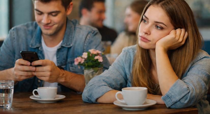 Mi az a phubbing, ami minden emberi kapcsolatot tönkretesz?
