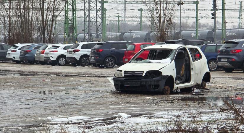 Egyre több a teljesen szétvert roncsautó a vasúti murvás parkolóban (videóval)