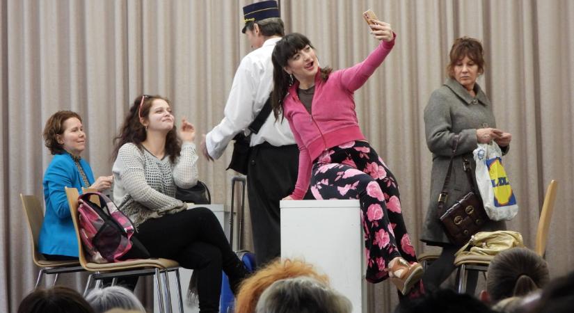 “Kiállok Érted” – Nem mindennapi színházi előadást tartottak Debrecenben