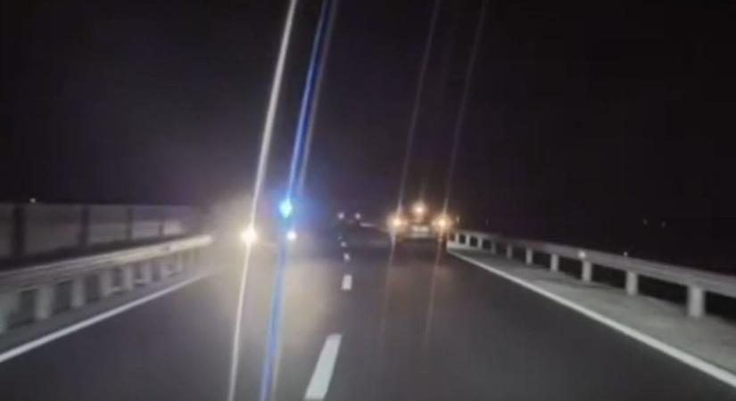 Életveszélyes manőver a 83-ason - Újabb felvételeken az autós üldözés - videó