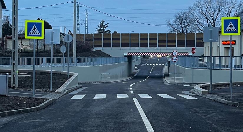 Magyar abszurd: lakossági kordonbontás után átadják a felújított autós aluljárót