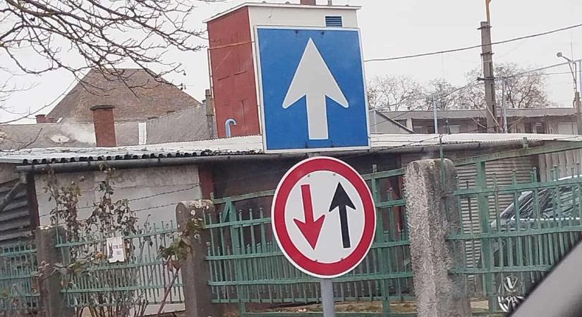 Kirakták egymás alá a két táblát, csődöt mondtak a sofőrök