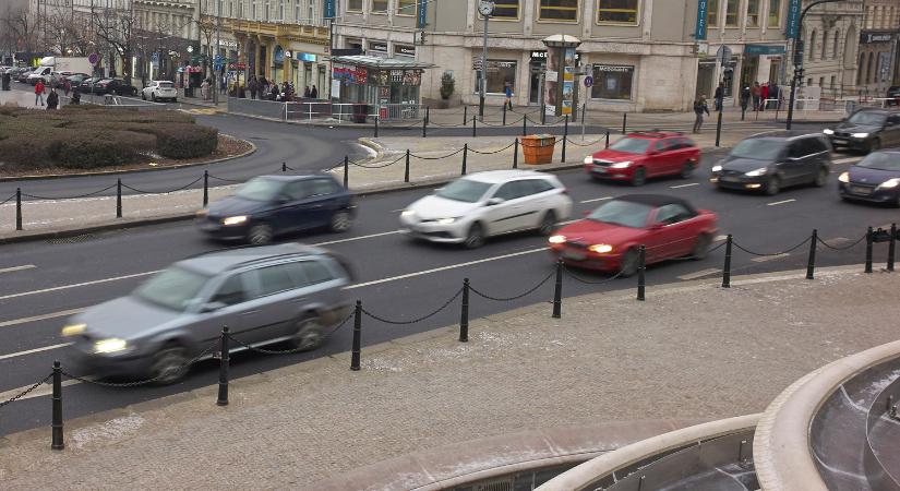 Mobilellenőrzésre figyelmeztet az új közlekedési tábla