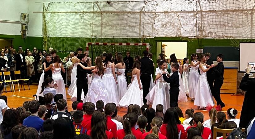 Nem mindennapi vendég bukkant fel a Móricz farsangi mulatságán (képgalériával, videóval)