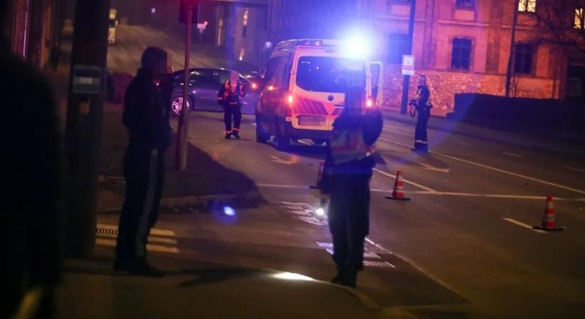 Zebrán gázolt el egy gyereket egy mentőautó a belvárosban - galéria