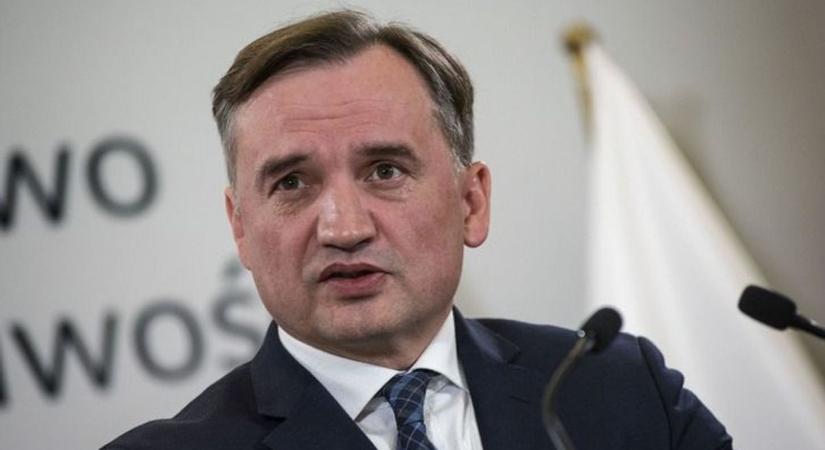 Napi abszurd: élő adásban akarta feladni magát a Magyarországra szökött lengyel politikus, de az összes telefonvonal foglalt volt – videó