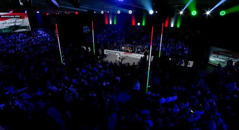 Hatalmas a tömeg Szombathelyen, mindenki a Háborúellenes gyűlésre akar bejutni