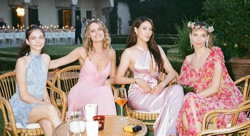 Csak a formás mellei tartják a törölközőt az olimpiai bajnoknőnek - fotók