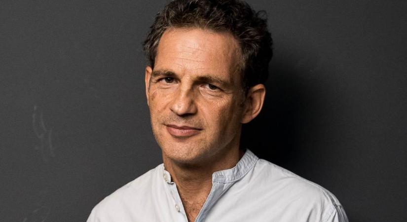 Timothée Chalamet oldalán játszik Röhrig Géza