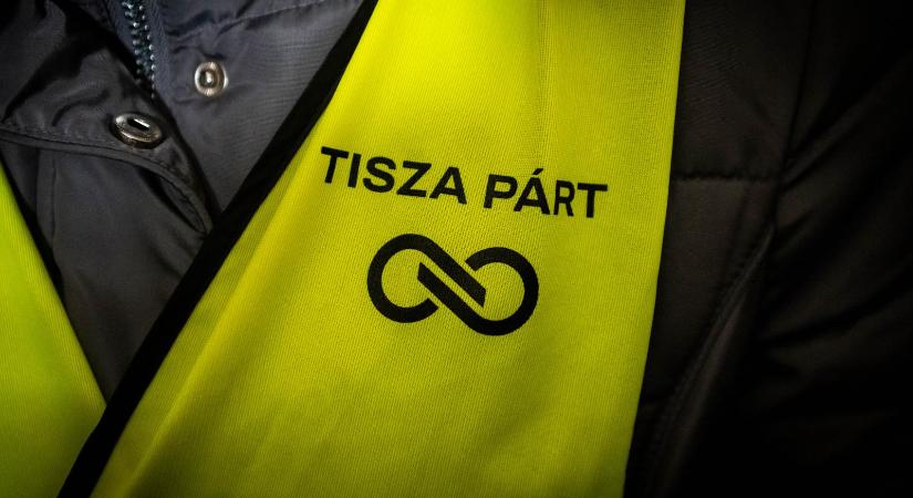 „Szétszurkállak!” – Videón, ahogy késeléssel fenyegeti a Tisza Párt aktivistáit egy férfi Budapesten