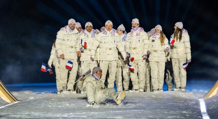 Gondolta, színesíti a show-t: fenékre huppant a téli olimpia megnyitóján a francia sífutó
