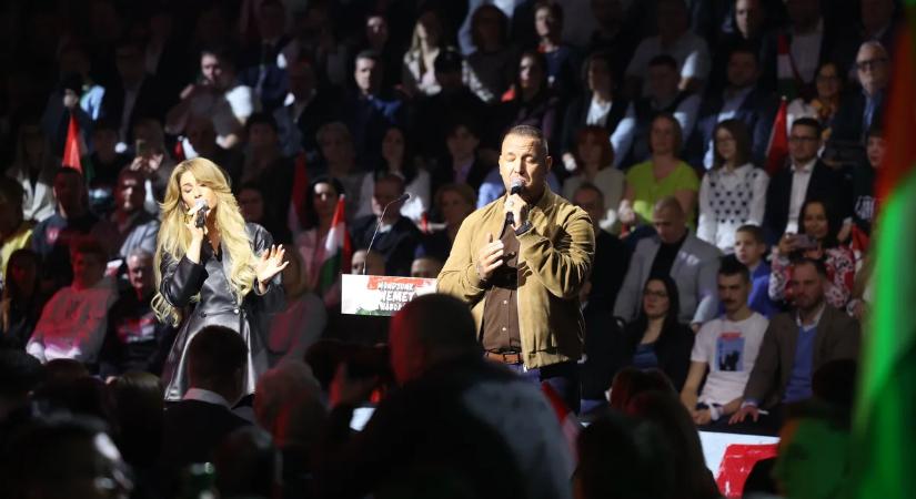 A visszatérő Curtis és Radics Gigi óriási sikert aratott a szombathelyi Háborúellenes Gyűlésen