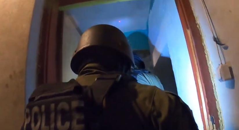 Drogkereskedőkre csaptak le Baranyában a rendőrök és a kommandósok (VIDEÓ)