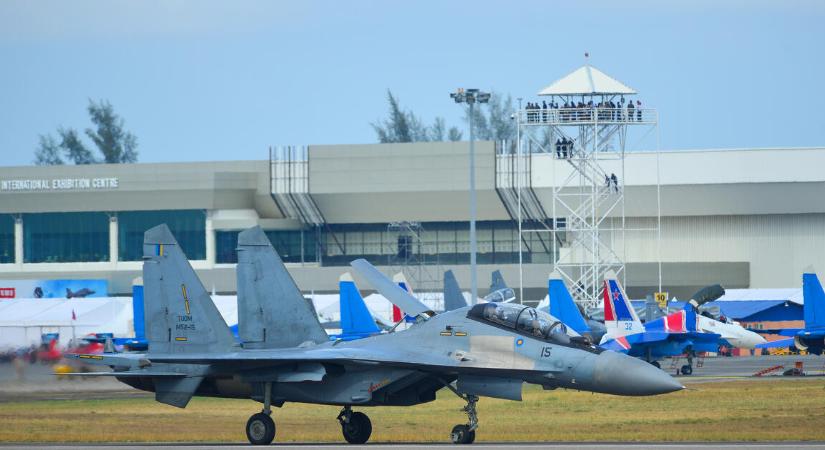 Újranyitották a lengyel reptereket az orosz fenyegetés elmúltával