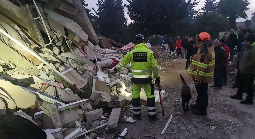 Tizenhét embert mentettek ki a földi pokolból a kötelesek