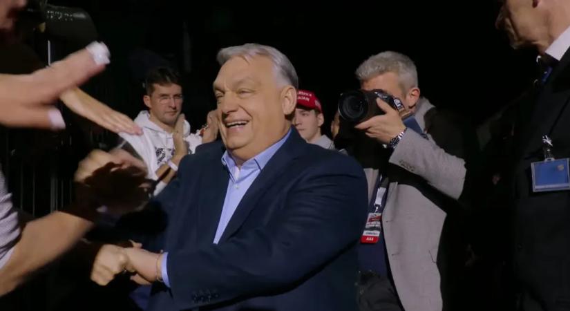 Magasba lendültek a telefonok: Orbán Viktor puszikat osztott a Háborúellenes gyűlésen