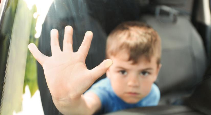 Döbbenet! Se kocsi, se gyerek, a kisfiúval együtt lopta el az autót (videóval)