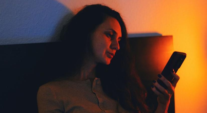 Üzenetet kapott gyermekétől a szolnoki nő, ellenőrző kérdést rejtett el a válaszban