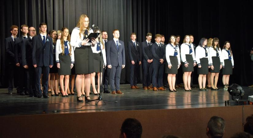 Felejthetetlen pillanatok a szalagavatón! Ők a zalai gimnázium idei végzősei (galéria)