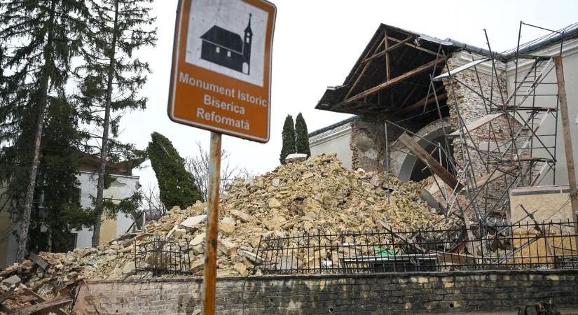 Leomlott a szilágycsehi református templom 507 éves tornya – képeken a katasztrófa