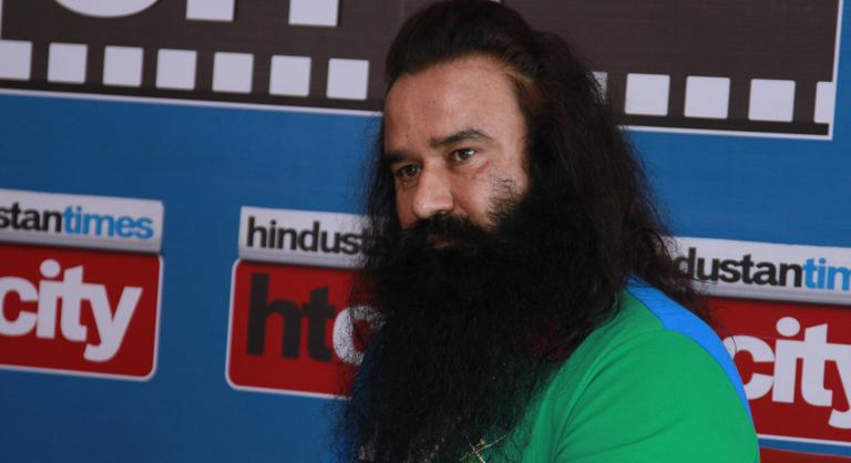 Megint kisétált a börtönből a híveit megerőszakoló szektavezér