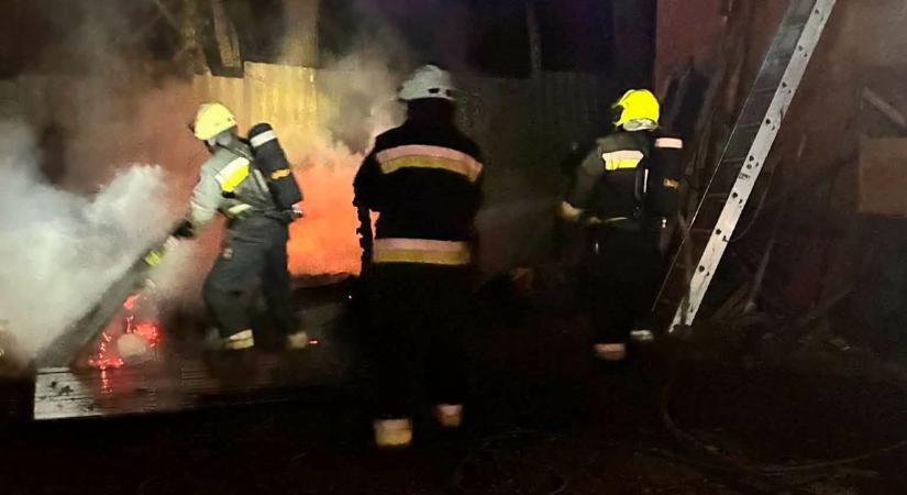 Lángok csaptak fel Csesznek külterületén – helyszíni fotók
