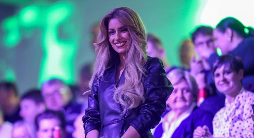 Radics Gigire alig lehetett ráismerni a szombathelyi háború ellenes gyűlésen