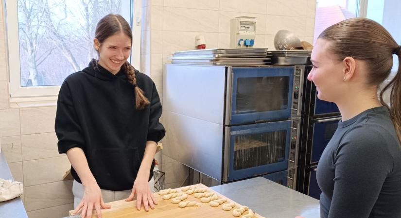 Videó: Tarjánban szorgos asszonyi kezek sütik a Svábbál vendégváró finomságát