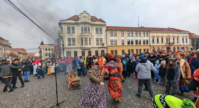 Farsangtemetés: elűzték a telet Kézdivásárhelyen (VIDEÓ)
