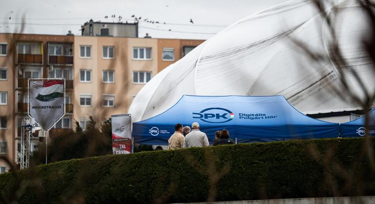 „Menjetek a kordonok közé, birkák!” – bégettek az ellentüntetők a DPK-gyűlésre érkezőkre Szombathelyen