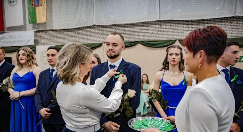 Szalagtűző a mezgazban, íme a fotók a végzősök ünnepéről