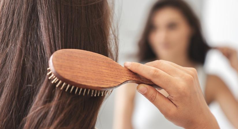 Ezek az egyszerű lépések képesek lassítani a hajhullást