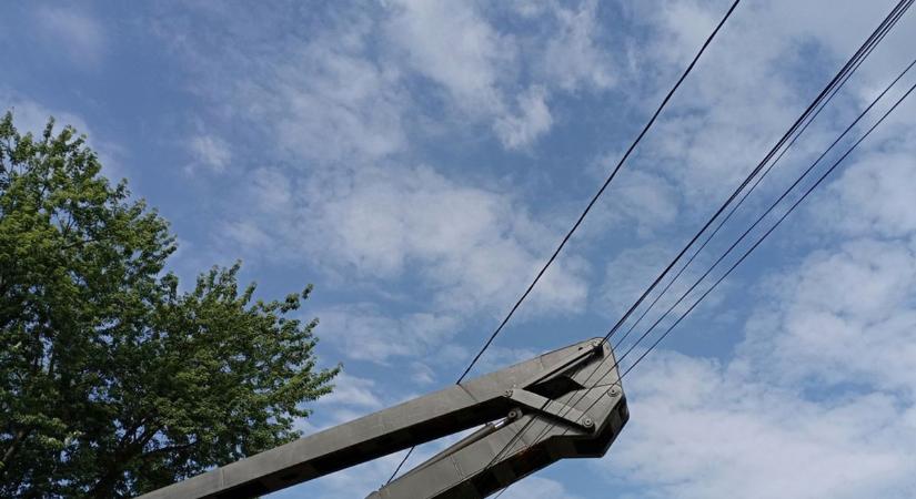 Áramszünet várható a településen, dolgoznak a kidőlt oszlop helyreállításán