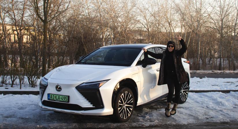 Lexus RZ300e teszt – Feketén fehéren