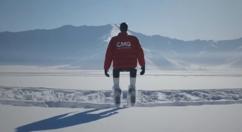 Videón, ahogy -47 Celsius-fokban simán legyalogol 130 ezer lépést a humanoid robot
