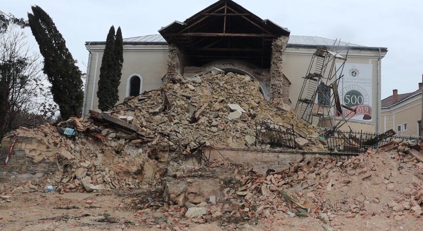 Egyre több jel utalt a bajra – Mi történt a szilágycsegi református templom tornyával?