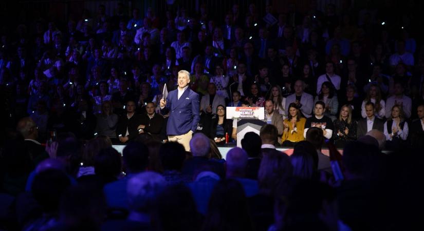 „Orbán Viktor vezetésével ki fogunk maradni a háború poklából” – háborúellenes nagygyűlés Szombathelyen (videó)