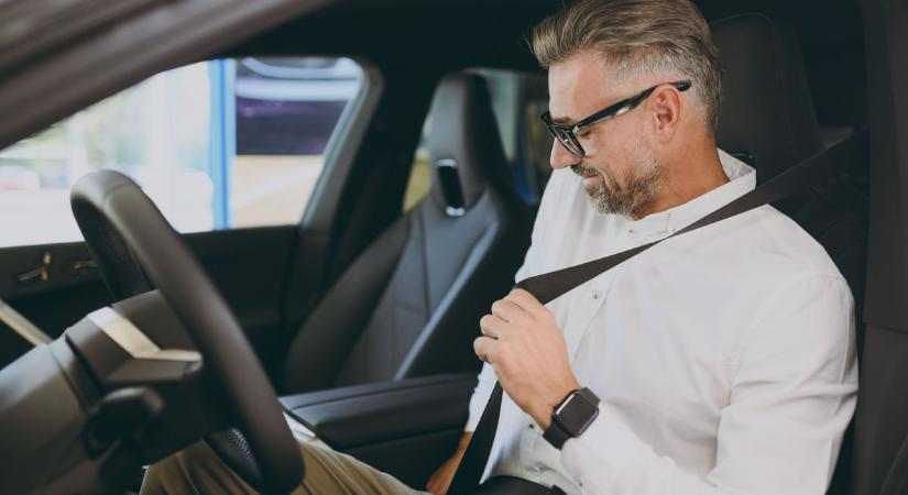 „Nem tudnék lehajolni a telefonomért” – megdöbbentő kifogásokkal magyarázzák az öv nélküli utazást, a rendőrség reagált