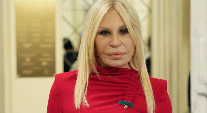 Tűzpiros testhezálló ruhában a 70 éves Donatella Versace