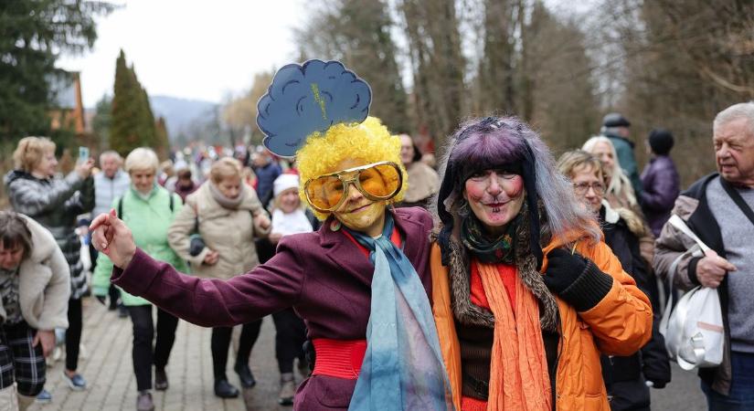 Senkinek nem maradt szakálla Parádsasváron -fotókkal, videóval