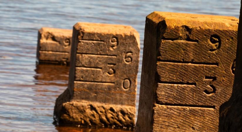 Már olyan szintű a vízemelkedés, hogy le kellett zárni egy hidat