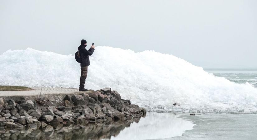 Kristályokba zárt tél – A Balaton jéggé dermedt hullámai hegyekké nőttek (galéria  videó)