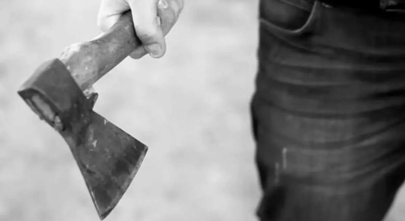 Szánkón menekült a kegyetlen lakkbőröndös gyilkos