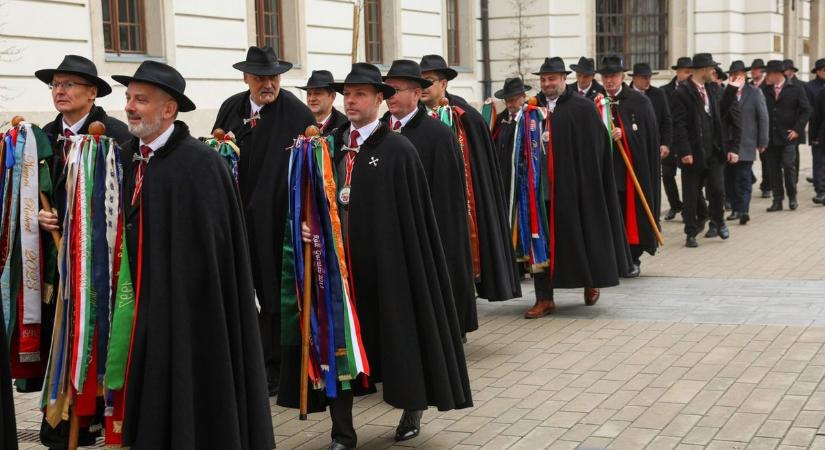 Gazdát cseréltek a százráncú köpenyek – új fertálymestereket avattak Egerben