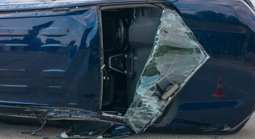 Drámai pillanatok Hosszúheténynél: az oldalára borult egy autó