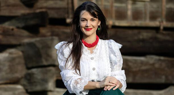 Mondókák, tánclépések, közös éneklés: élő néphagyomány a MOMkult színpadán