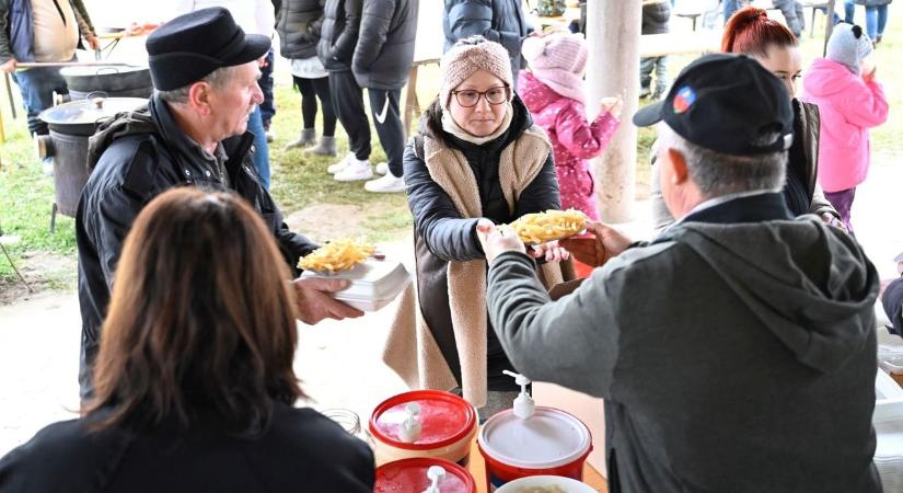 Háromszáz kilós sertést dolgoztak fel Darnózselin - fotók