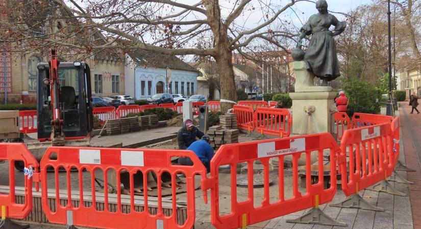 Nem lehet többé inni a Korsós lány díszkút vizéből – kiderült, miért – videóval