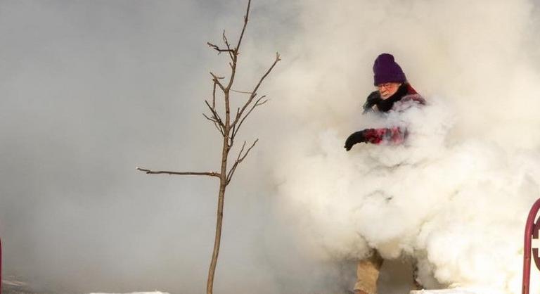 „Hetven vagyok, és baromi dühös” – könnygázon sétált át a minneapolisi könyvesboltos