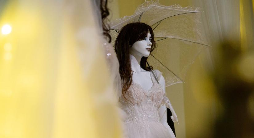 Romantikus időutazás Kecskeméten: így változtak a menyasszonyi ruhák az elmúlt száz évben – fotók, videó